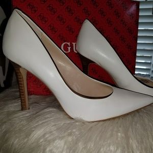 Clearance 🎀GUESS White Pumps